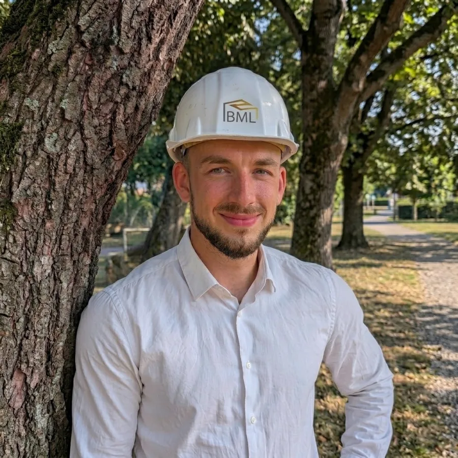 Brice Michel, casque BML, devant un arbre